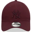 curva-snapback-granate-granate-9forty-league-essential-new-york-yankees-mlb-new-era
