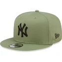 plana-snapback-negro-9fifty-league-essential-new-york-yankees-mlb-new-era