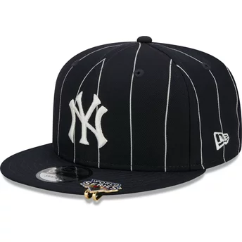 Καπέλο New Era Flat Brim 9FIFTY με Ρίγες, Κονκάρδα Ομάδας New York Yankees MLB σε Ναυτικό Μπλε Χρώμα με Ρυθμιζόμενο Κλιπ