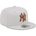 plana-snapback-marron-9fifty-league-essential-new-york-yankees-mlb-new-era