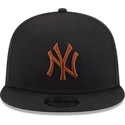 plana-snapback-marron-9fifty-league-essential-new-york-yankees-mlb-new-era