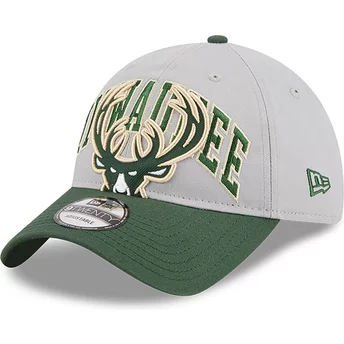 Καπέλο New Era Curved Brim 9TWENTY Tip Off 2023 Milwaukee Bucks NBA Γκρι και Πράσινο Ρυθμιζόμενο Καπέλο