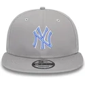 gorra-plana-gris-snapback-con-logo-azul-9fifty-outline-de-new-york-yankees-mlb-de-new-era