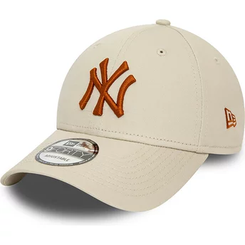 Gorra curva beige ajustable con logo marrón 9FORTY League Essential de New York Yankees MLB de New Era