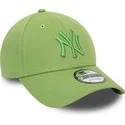 gorra-curva-verde-ajustable-con-logo-verde-9forty-league-essential-de-new-york-yankees-mlb-de-new-era