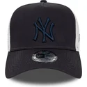 gorra-trucker-azul-marino-y-blanca-con-logo-azul-marino-a-frame-league-essential-de-new-york-yankees-mlb-de-new-era