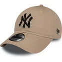 gorra-curva-marron-ajustable-con-logo-negro-9twenty-league-essential-de-new-york-yankees-mlb-de-new-era
