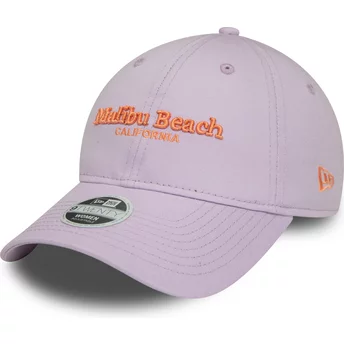 Ρυθμιζόμενο μοβ γυναικείο καπέλο με καμπύλη γείσο από την New Era 9TWENTY Wordmark του Malibu Beach California
