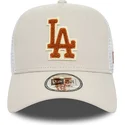 gorra-trucker-beige-y-blanca-con-logo-marron-a-frame-boucle-de-los-angeles-dodgers-mlb-de-new-era