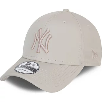 Ρυθμιζόμενο μπεζ καπέλο με καμπυλωτό γείσο, μπεζ λογότυπο 9FORTY League Essential Poly των New York Yankees MLB από την New Era