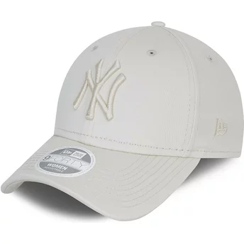 Gorra curva gris ajustable con logo gris para mujer 9FORTY Tonal de New York Yankees MLB de New Era
