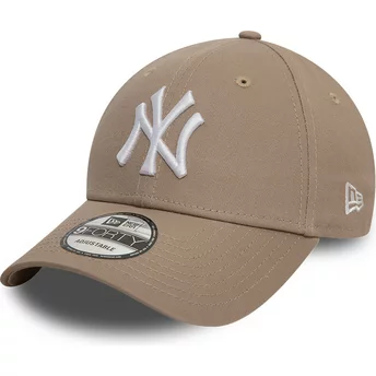 Gorra curva marrón claro ajustable 9FORTY League Essential de New York Yankees MLB de New Era