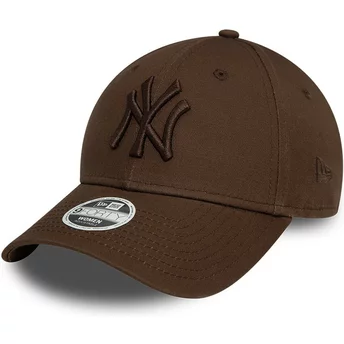 Σκούρο καφέ καπέλο με καμπυλωτό γείσο, ρυθμιζόμενο, με σκούρο καφέ λογότυπο για γυναίκες 9FORTY League Essential των New York Ya