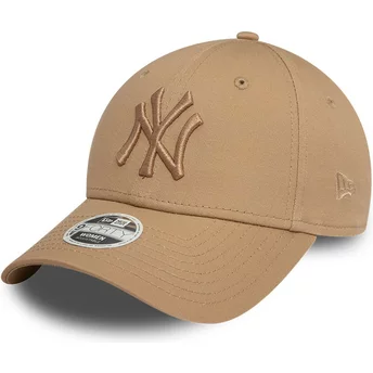Ρυθμιζόμενο γυναικείο καπέλο με καμπύλη γείσο και ανοιχτό καφέ λογότυπο 9FORTY League Essential των New York Yankees MLB από την