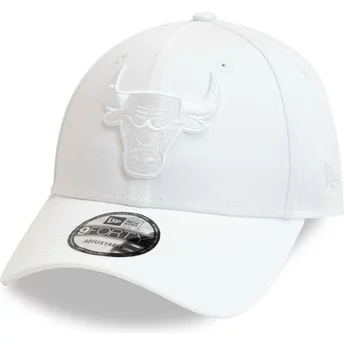 Λευκό αυξομειωμένο κυρτό καπέλο με λευκό λογότυπο 9FORTY Essential των Chicago Bulls NBA από την New Era