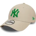 gorra-curva-beige-ajustable-con-logo-verde-9forty-league-essential-de-new-york-yankees-mlb-de-new-era