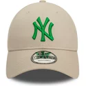 gorra-curva-beige-ajustable-con-logo-verde-9forty-league-essential-de-new-york-yankees-mlb-de-new-era