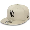 gorra-plana-beige-snapback-con-logo-negro-9fifty-league-essential-de-new-york-yankees-mlb-de-new-era