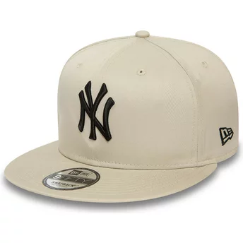 Μπεζ επίπεδο καπέλο snapback με μαύρο λογότυπο 9FIFTY League Essential των New York Yankees MLB της New Era