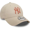 gorra-curva-beige-ajustable-9forty-seasonal-infill-de-new-york-yankees-mlb-de-new-era