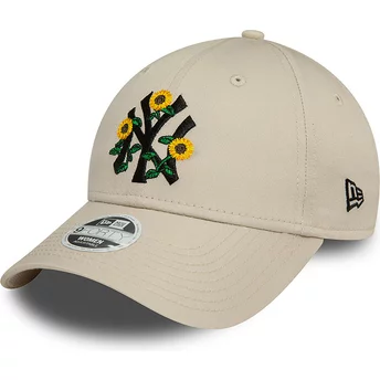 Ρυθμιζόμενο μπεζ καπέλο με καμπύλη γείσο για γυναίκες 9FORTY Floral των New York Yankees MLB από την New Era