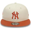 gorra-plana-beige-y-marron-snapback-9fifty-patch-de-new-york-yankees-mlb-de-new-era