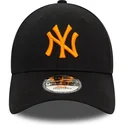 gorra-curva-negra-ajustable-con-logo-naranja-9forty-league-essential-de-new-york-yankees-mlb-de-new-era