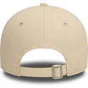 gorra-curva-beige-ajustable-con-logo-beige-9twenty-league-essential-de-new-york-yankees-mlb-de-new-era