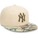 gorra-plana-beige-snapback-con-logo-verde-para-nino-9fifty-contrast-de-new-york-yankees-mlb-de-new-era