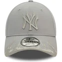 gorra-curva-gris-ajustable-con-logo-gris-9forty-flame-de-new-york-yankees-mlb-de-new-era