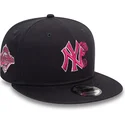 gorra-plana-azul-marino-snapback-con-logo-rosa-9fifty-seasonal-flower-de-new-york-yankees-mlb-de-new-era