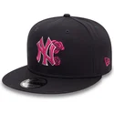 gorra-plana-azul-marino-snapback-con-logo-rosa-9fifty-seasonal-flower-de-new-york-yankees-mlb-de-new-era