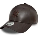 gorra-curva-marron-ajustable-para-mujer-con-logo-marron-9forty-midi-pu-de-new-york-yankees-mlb-de-new-era