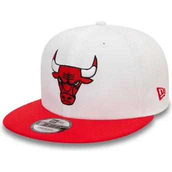 Λευκό και κόκκινο επίπεδο καπέλο snapback 9FIFTY με λευκό σήμα στον στέμμα από τους Chicago Bulls NBA της New Era