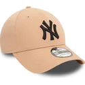 gorra-curva-beige-ajustada-con-logo-negro-39thirty-league-essential-de-new-york-yankees-mlb-de-new-era