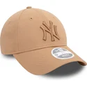 gorra-curva-beige-ajustable-para-mujer-con-logo-beige-9forty-league-essential-de-new-york-yankees-mlb-de-new-era