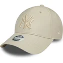 gorra-curva-beige-ajustable-para-mujer-con-logo-beige-9forty-pu-de-new-york-yankees-mlb-de-new-era