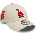 gorra-curva-beige-ajustable-con-logo-rojo-9forty-side-patch-de-los-angeles-dodgers-mlb-de-new-era