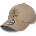 gorra-curva-marron-claro-ajustable-con-logo-marron-9forty-league-essential-de-new-york-yankees-mlb-de-new-era