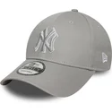 gorra-curva-gris-ajustable-9forty-outline-de-new-york-yankees-mlb-de-new-era