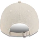 gorra-curva-beige-ajustable-con-logo-azul-marino-9twenty-linen-spring-training-fan-pack-2025-de-new-york-yankees-mlb-de-new-era