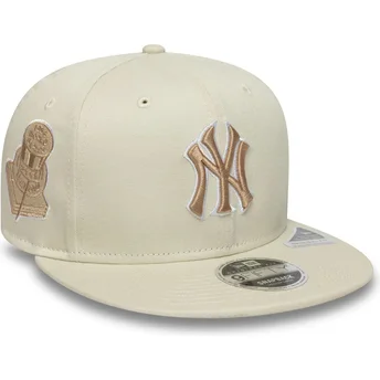 Καπέλο επίπεδο μπεζ snapback με μπεζ λογότυπο 9FIFTY Original Fit World Series των New York Yankees MLB της New Era