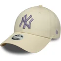gorra-curva-beige-ajustable-con-logo-violeta-para-mujer-9forty-metallic-logo-de-new-york-yankees-mlb-de-new-era