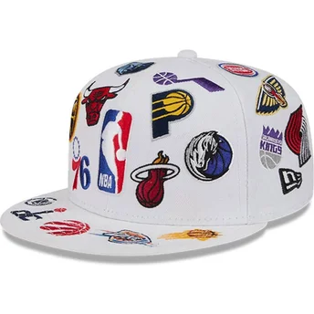 Λευκό προσαρμοσμένο επίπεδο καπέλο 59FIFTY All Over NBA της New Era