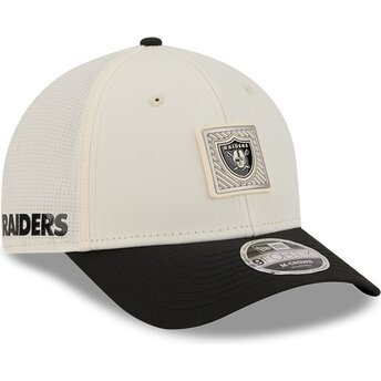 Καπέλο με καμπύλη μπεζ και μαύρο snapback 9FORTY M-Crown Training Pack 2026 των Las Vegas Raiders NFL της New Era